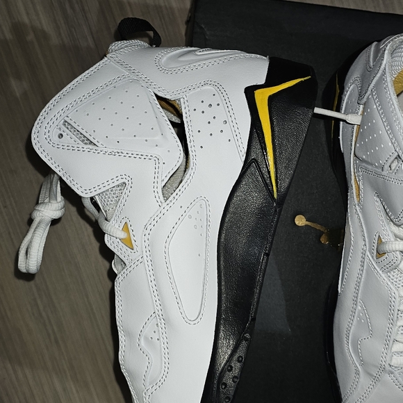 Jordan retro #7 YELLOW ,BLACK & WHITE SZ 7Y/7M - Picture 9 of 12